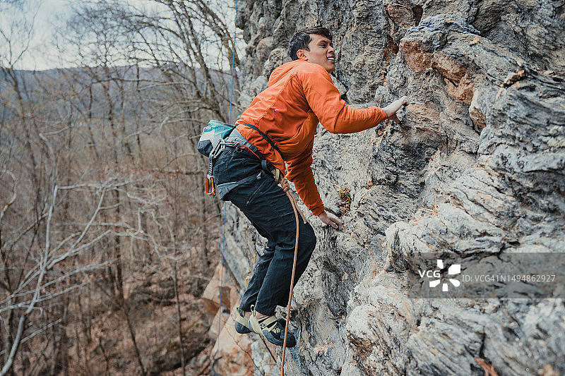 男性攀岩者在新罕布什尔州攀登图片素材