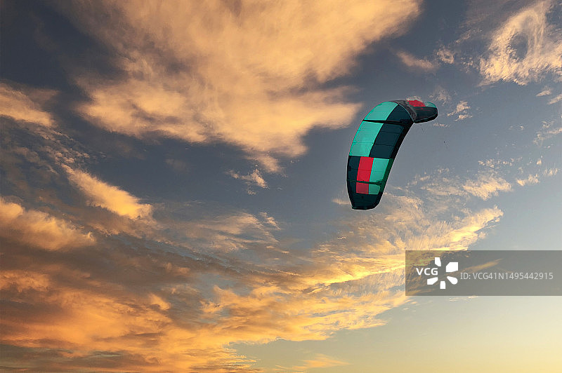 一个风筝冲浪在一个美丽的日落图片素材