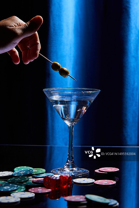 酒，饮料，赌博，赌博筹码，马提尼，马提尼酒杯，食品和饮料，橄榄图片素材