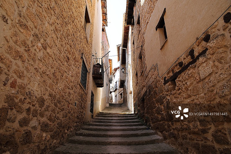 广角视角的窄巷楼梯在传统的西班牙村庄图片素材