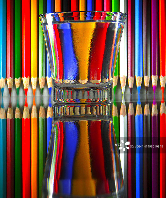 多色铅笔在玻璃中的特写图片素材