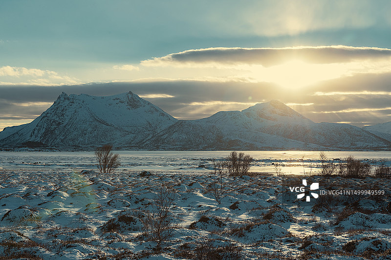 罗浮敦的Gimsøya岛在冬天的景色图片素材