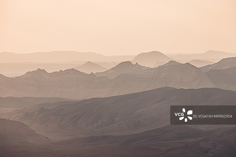 棕色色调的分层沙漠山丘图片素材