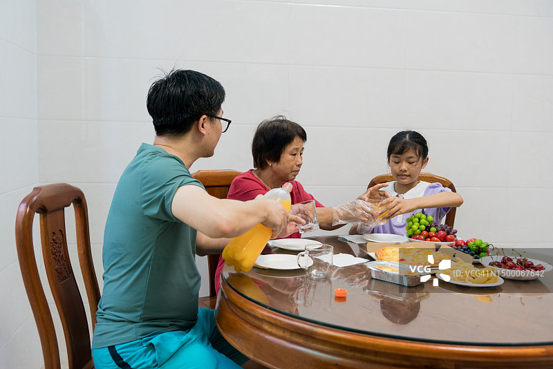 三代同堂的亚洲家庭图片素材