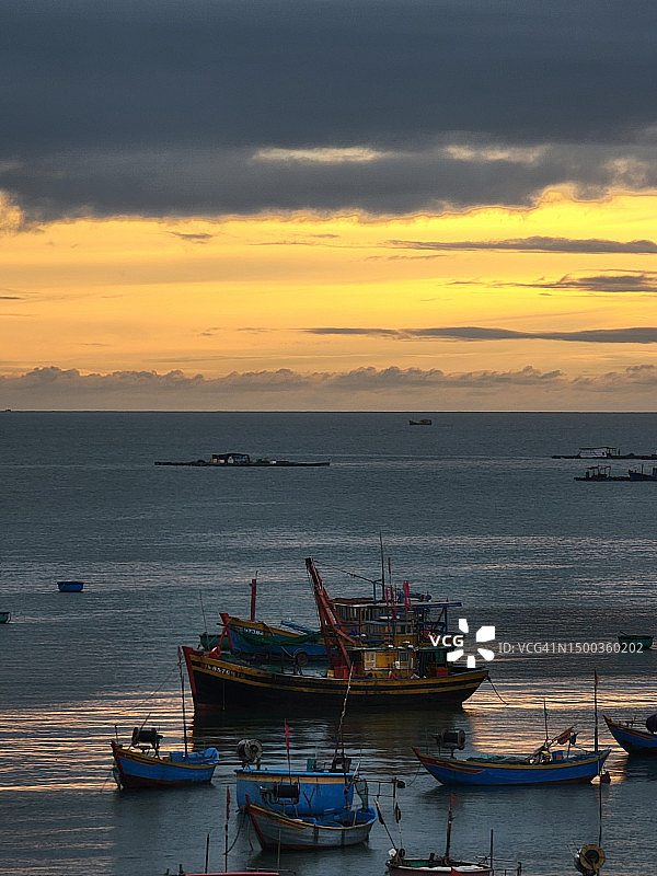 越南，日落时停泊在海上的船只的高角度视角图片素材