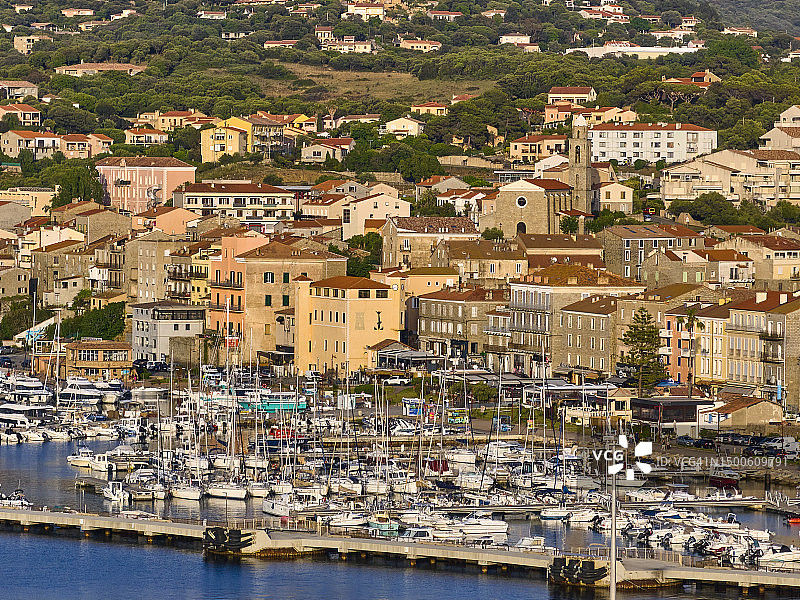 法国科西嘉岛上的老城码头图片素材