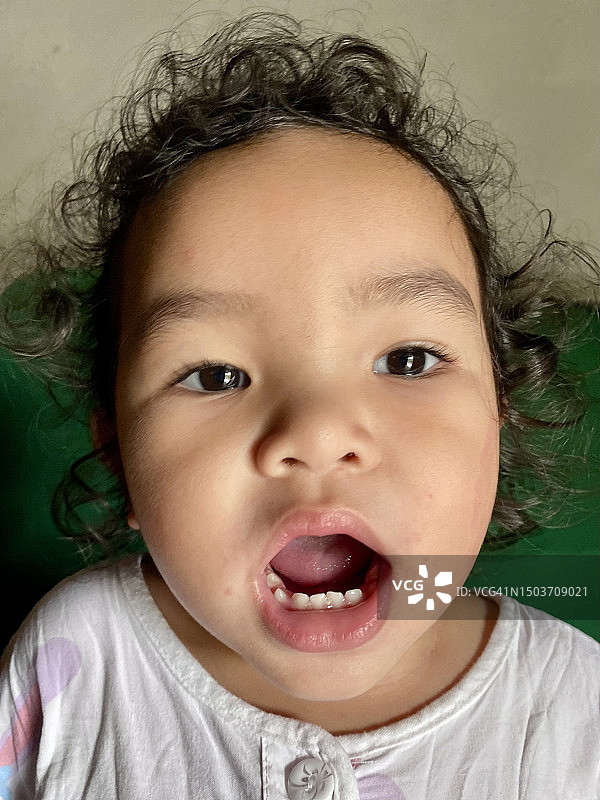 小女孩为检查牙齿及口腔健康而拍摄的口腔特写图片素材