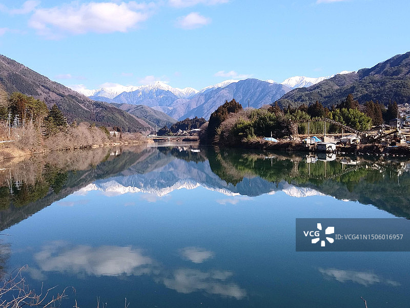 日本长野，天空映衬下的湖光山色图片素材