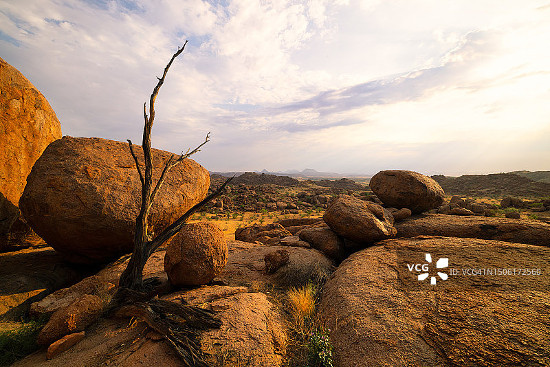 纳米比亚，天空映衬着岩石的风景图片素材