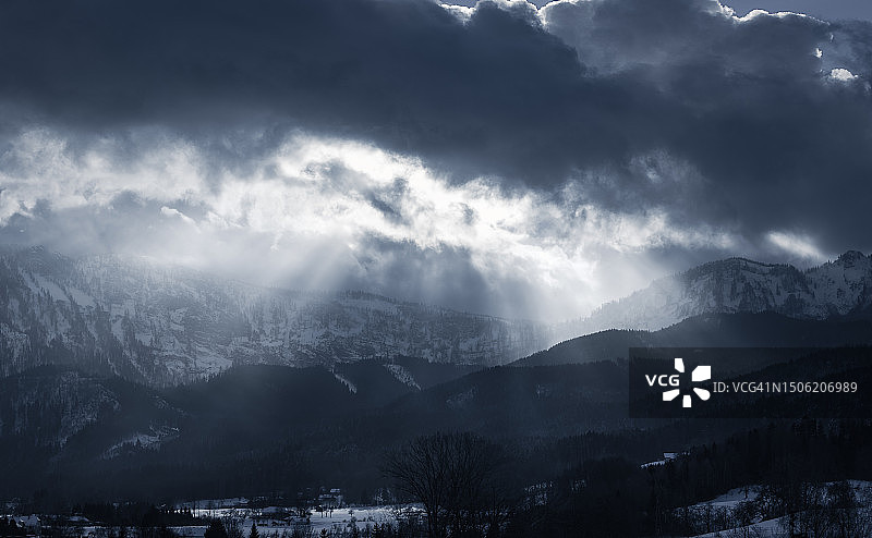 奥地利，奥尔奇多夫，阿尔姆塔尔，雪山映衬天空的美景图片素材