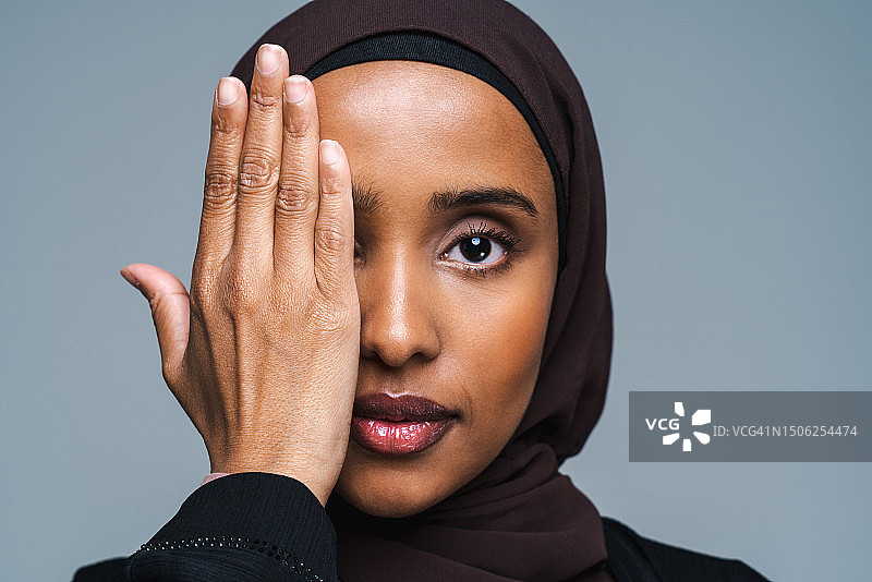 美丽的穆斯林妇女戴着头巾，阿拉伯联合酋长国图片素材