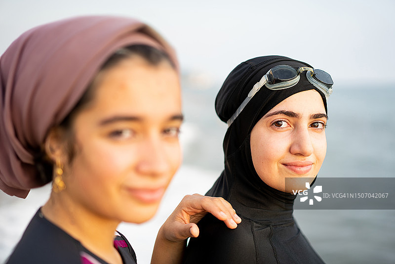 海滩上的穆斯林年轻女性朋友图片素材