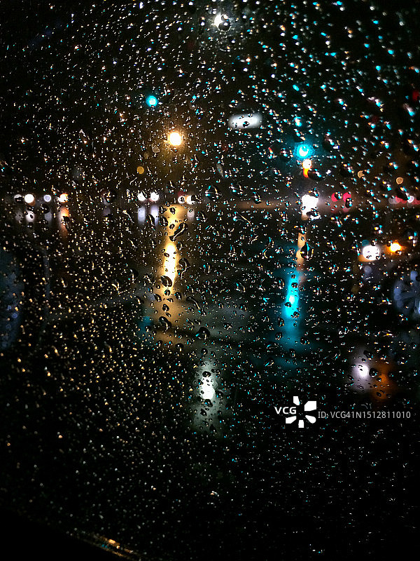 雨夜透过车窗的灯光图片素材