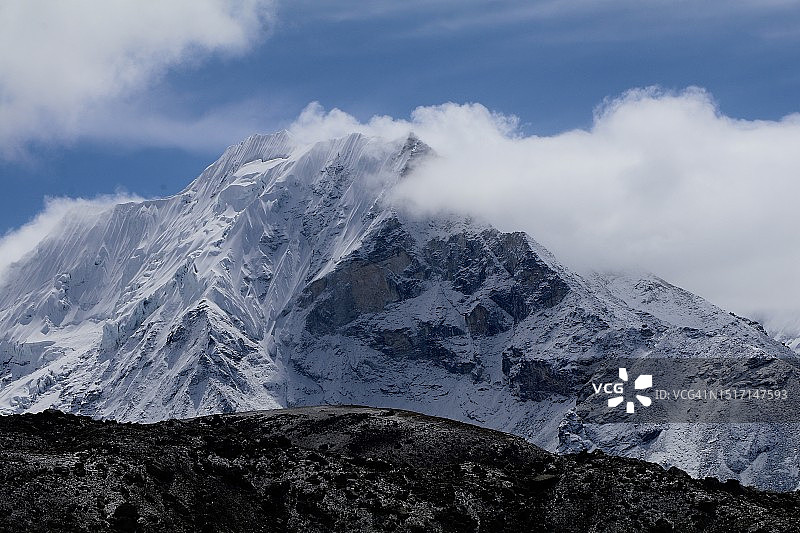 尼泊尔，白雪皑皑的山脉映衬着天空图片素材