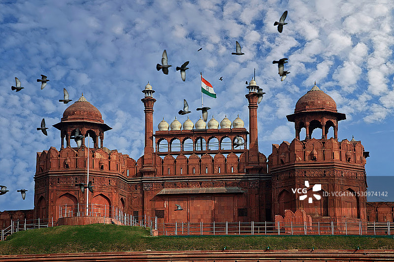 印度的民族自豪感:印度国旗在德里的红堡上飘扬图片素材