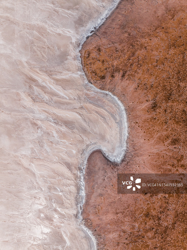 从无人机的角度拍摄的干盐湖边缘，西澳大利亚，澳大利亚图片素材