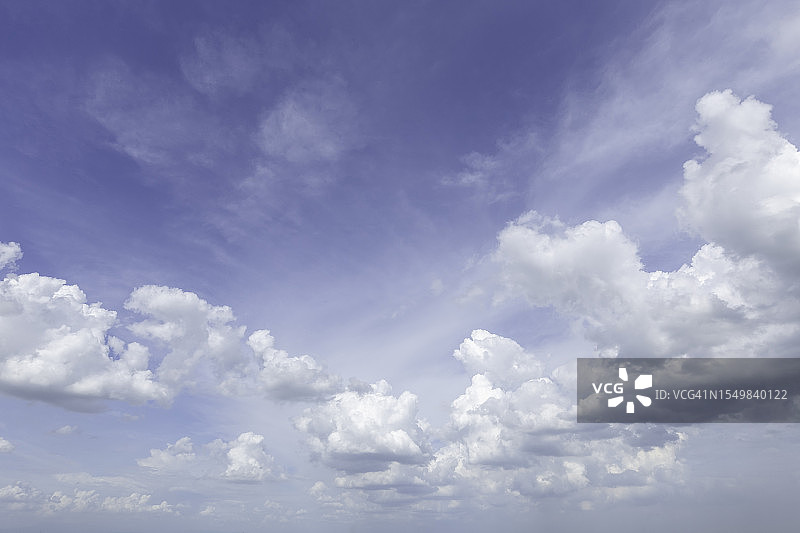 蓝天白云的背景。图片素材