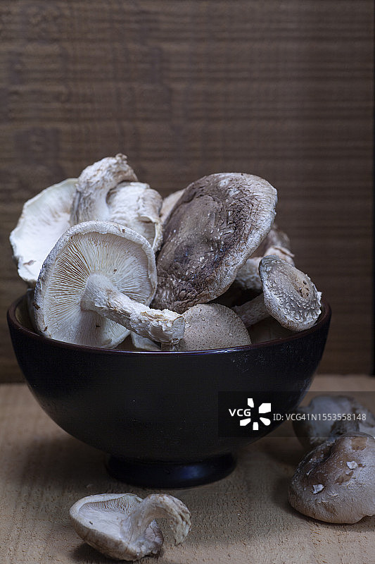 餐桌上碗里的蘑菇特写，韦克菲尔德，路易斯安那州，美国图片素材