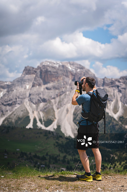 男性高加索徒步旅行者，拿着相机在塞塞达山脉拍照图片素材