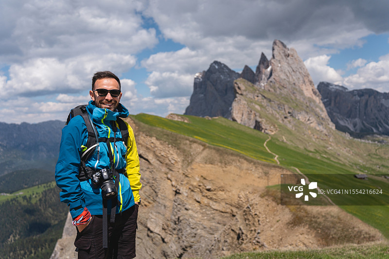 一名男性高加索徒步旅行者在塞塞达山脉前的肖像图片素材