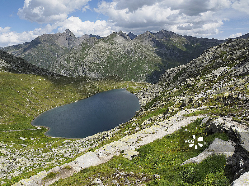 圣哥达山口(Passo del San Gottardo)附近的orsino湖的高角度景观图片素材