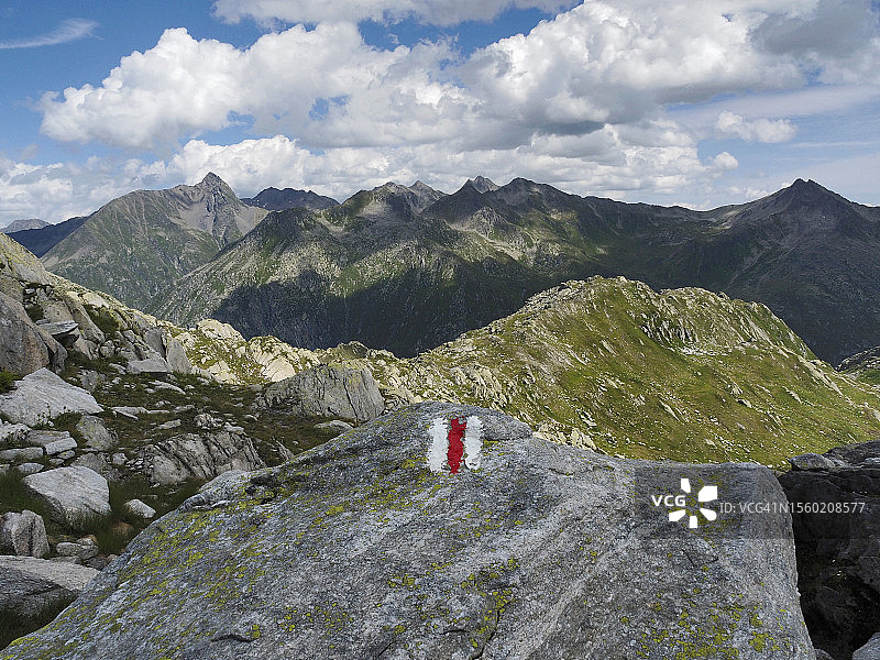 圣哥达山口(Passo del San Gottardo)奥尔西罗拉湖和奥尔西诺湖附近岩石上的红白标记图片素材