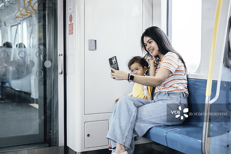 亚洲母子乘火车旅行图片素材