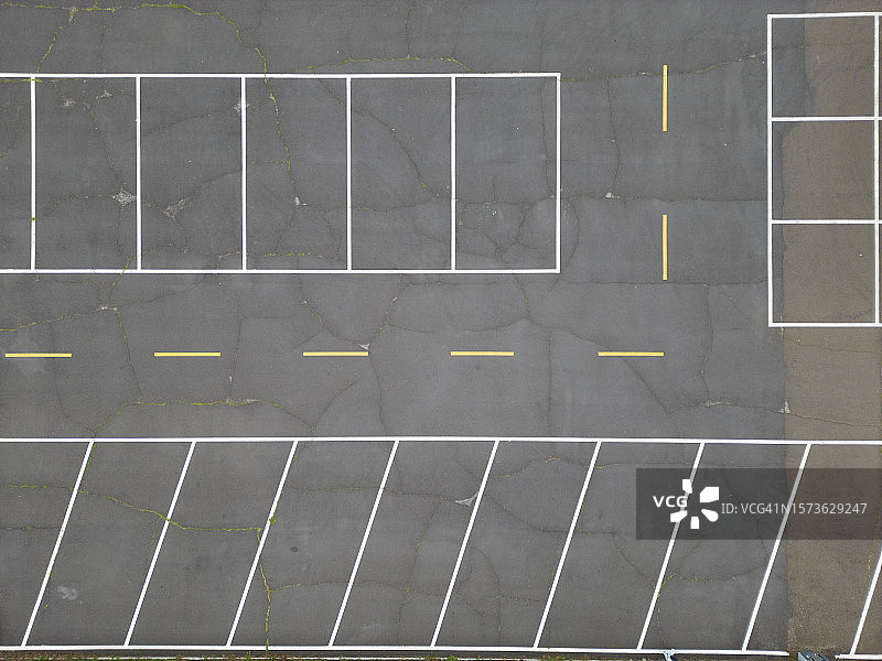 无人机看到的空停车场图片素材