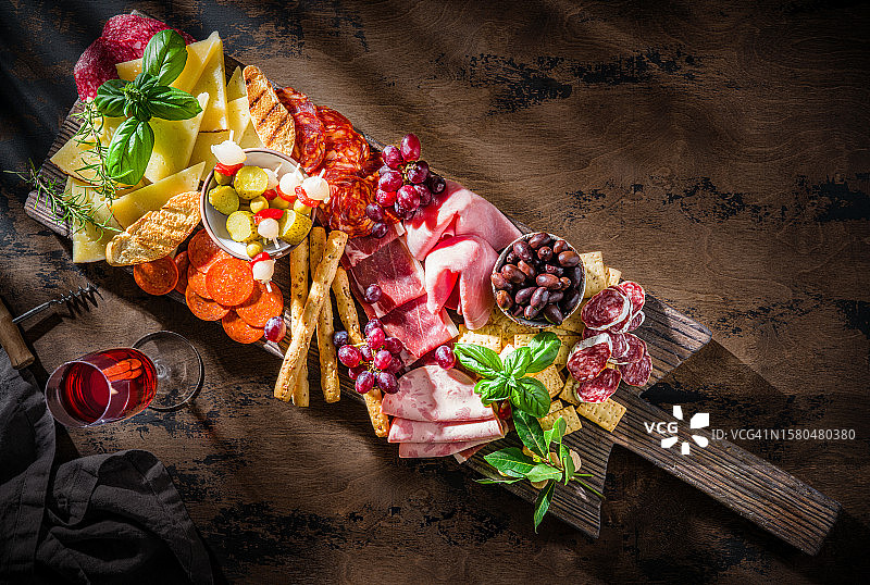 地中海开胃菜木板，冷切肉熟食和奶酪配红酒图片素材