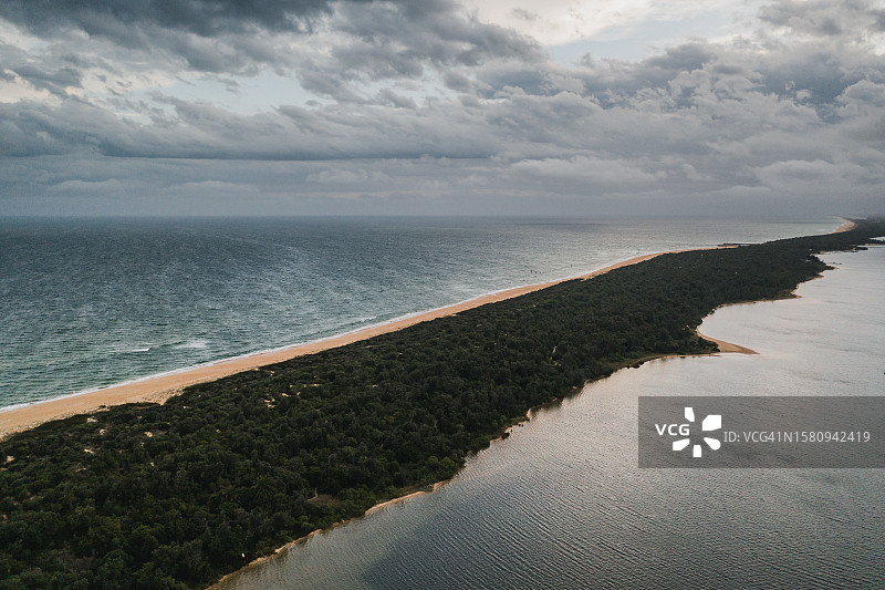 航拍照片显示湖泊入口在阴天，维多利亚州，澳大利亚图片素材