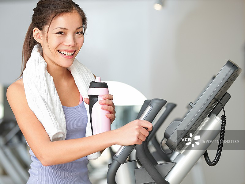 健身房女性健身锻炼图片素材