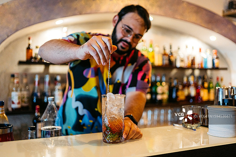 在马耳他的一家酒吧，调酒师正在调制鸡尾酒图片素材