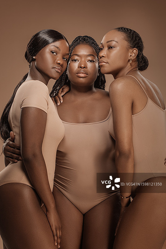 四个美丽的成年多元黑人女性为美女合影图片素材