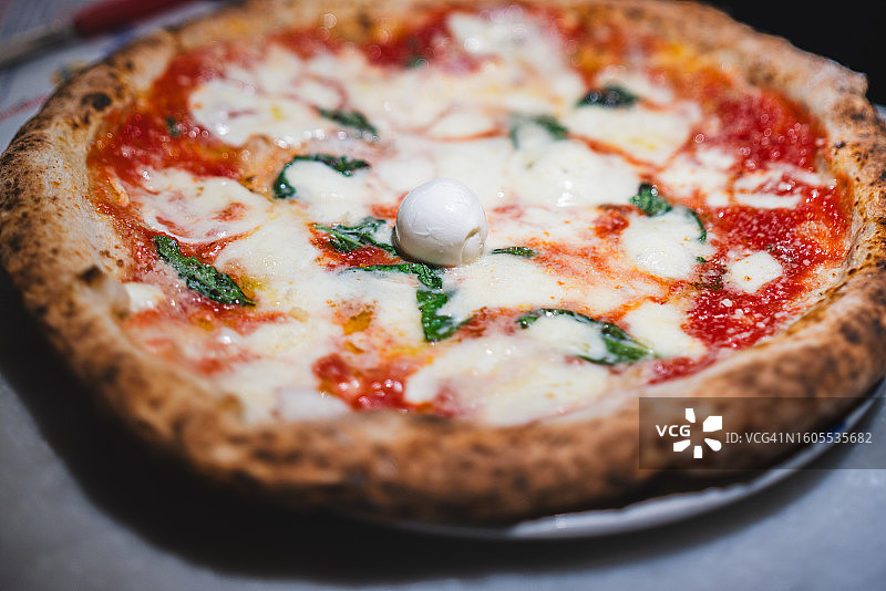 意大利那不勒斯一家传统披萨店里的原始玛格丽塔披萨。图片素材