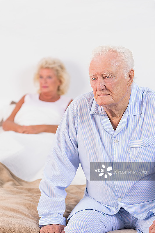一对老年夫妇在床上图片素材