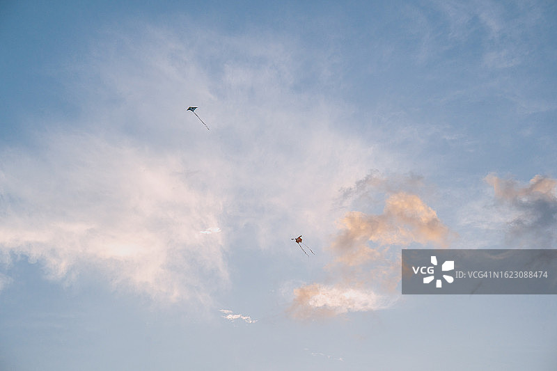 两只风筝在天空中飞翔图片素材