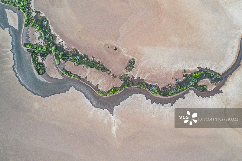 无人机自上而下拍摄的照片显示了澳大利亚西澳大利亚温德姆市国王河的支流图片素材