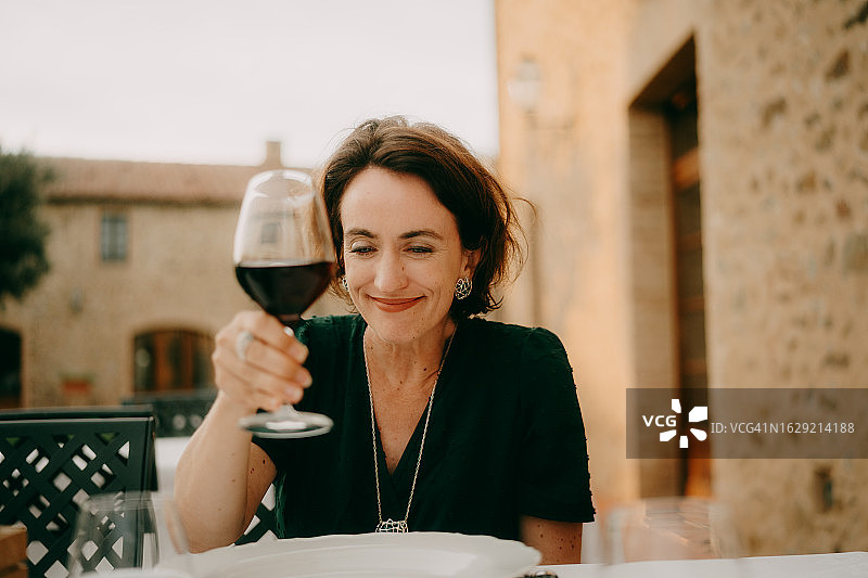 在意大利享用红酒的女人图片素材