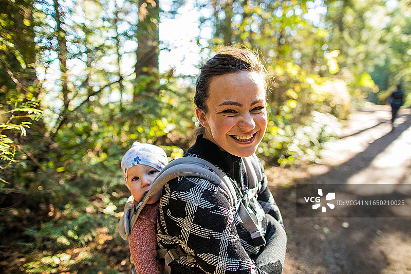 妈妈和宝宝徒步旅行的照片图片素材