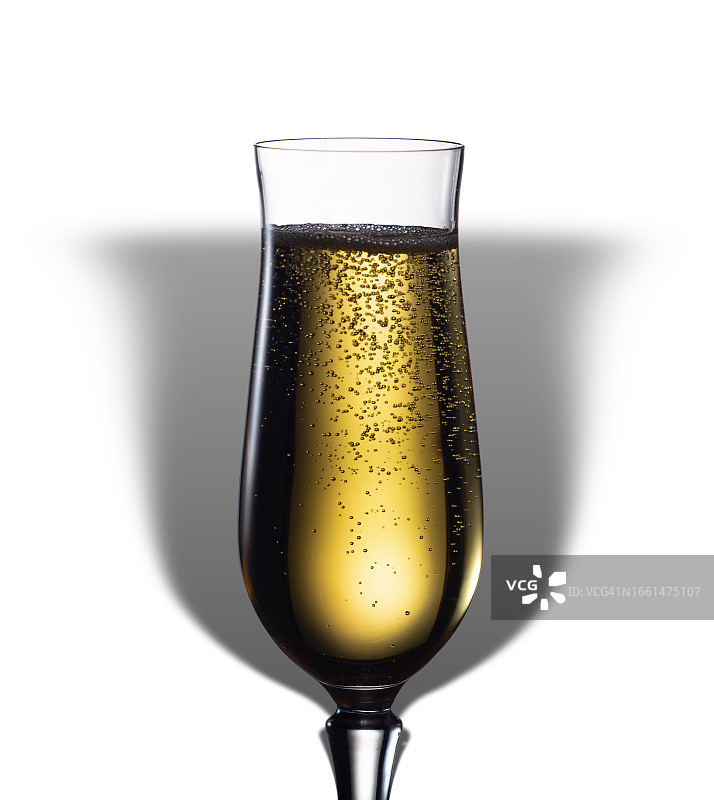 一杯香槟中的气泡特写，白色背景上有一个小阴影。图片素材