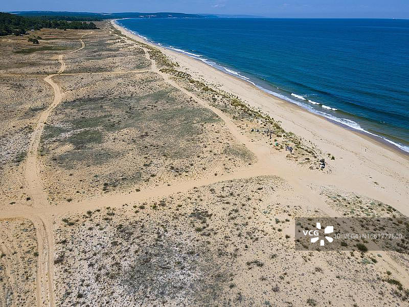 鸟瞰图，海滩和沙丘在Shkorpilovtsi, Dolni Chiflik，瓦尔纳，黑海，保加利亚图片素材
