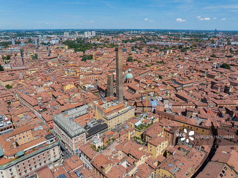 意大利博洛尼亚的空中天际线，屋顶，古代建筑和中世纪塔楼图片素材
