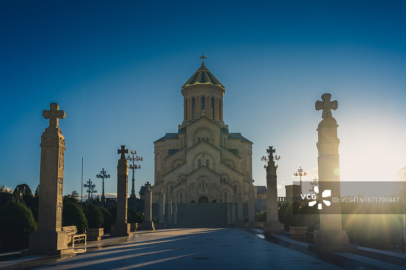 格鲁吉亚，第比利斯，清晨，圣三一大教堂的广角镜头图片素材