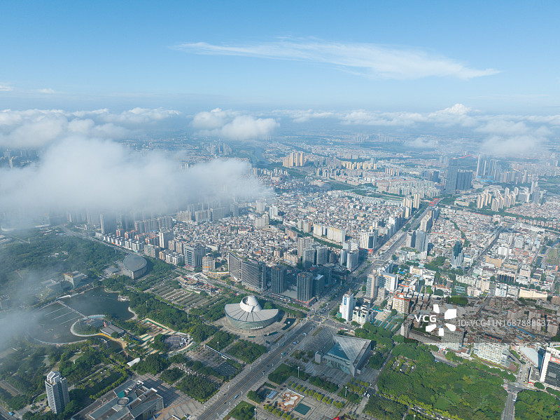 云和雾笼罩着城市图片素材