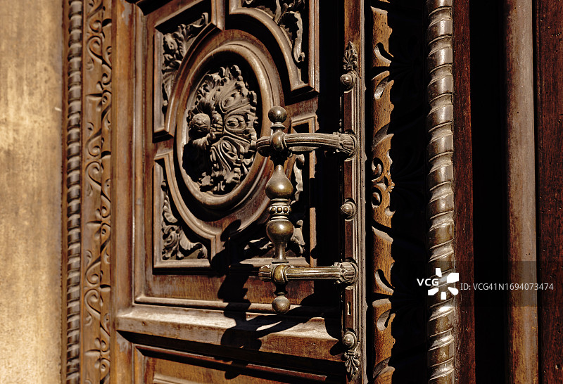 罗马一扇又大又重、装饰华丽的古董门图片素材