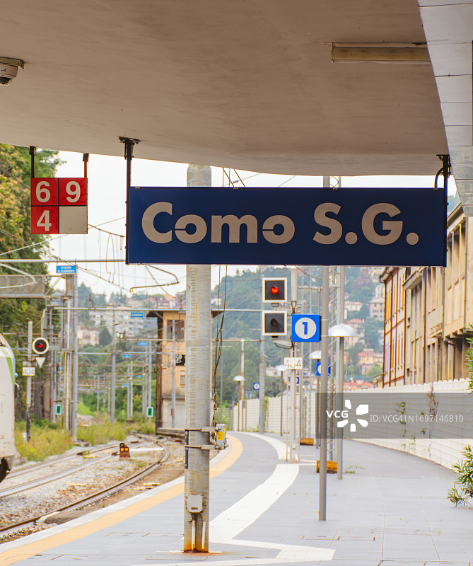 科莫圣乔瓦尼标志在火车站图片素材