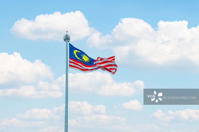 马来西亚国旗在蓝天下的低角度视角图片素材