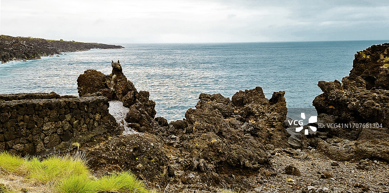 在葡萄牙亚速尔群岛皮科岛的恰克罗港，海岸熔岩形成像一只小狗(恰克罗)图片素材