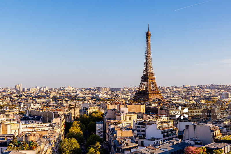 晴朗的夏日，晴空万里，法国，埃菲尔铁塔映衬下的巴黎市景图片素材
