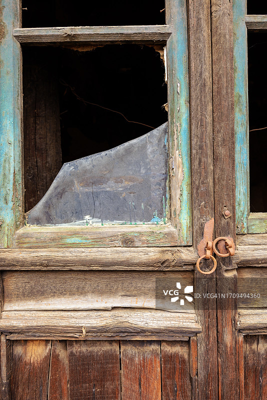 废弃房子的木门上有碎玻璃图片素材